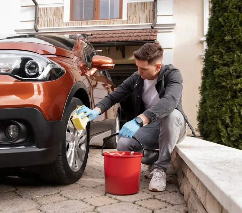 Lavage auto à domicile Cailhau : professionnel intervenant sur un véhicule